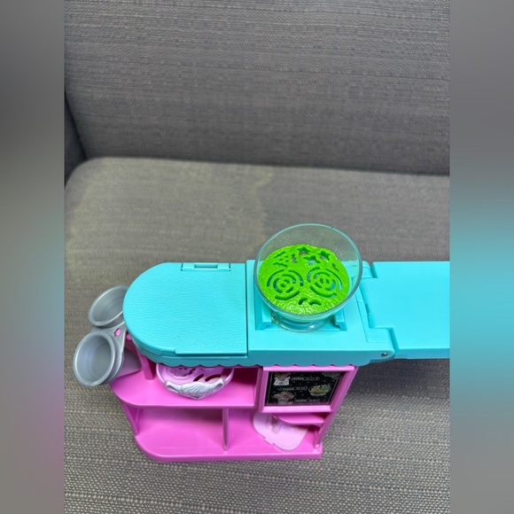 Barbie "You Can Be Anything" Florist Counter Playset Piece - Picture 3 of 4